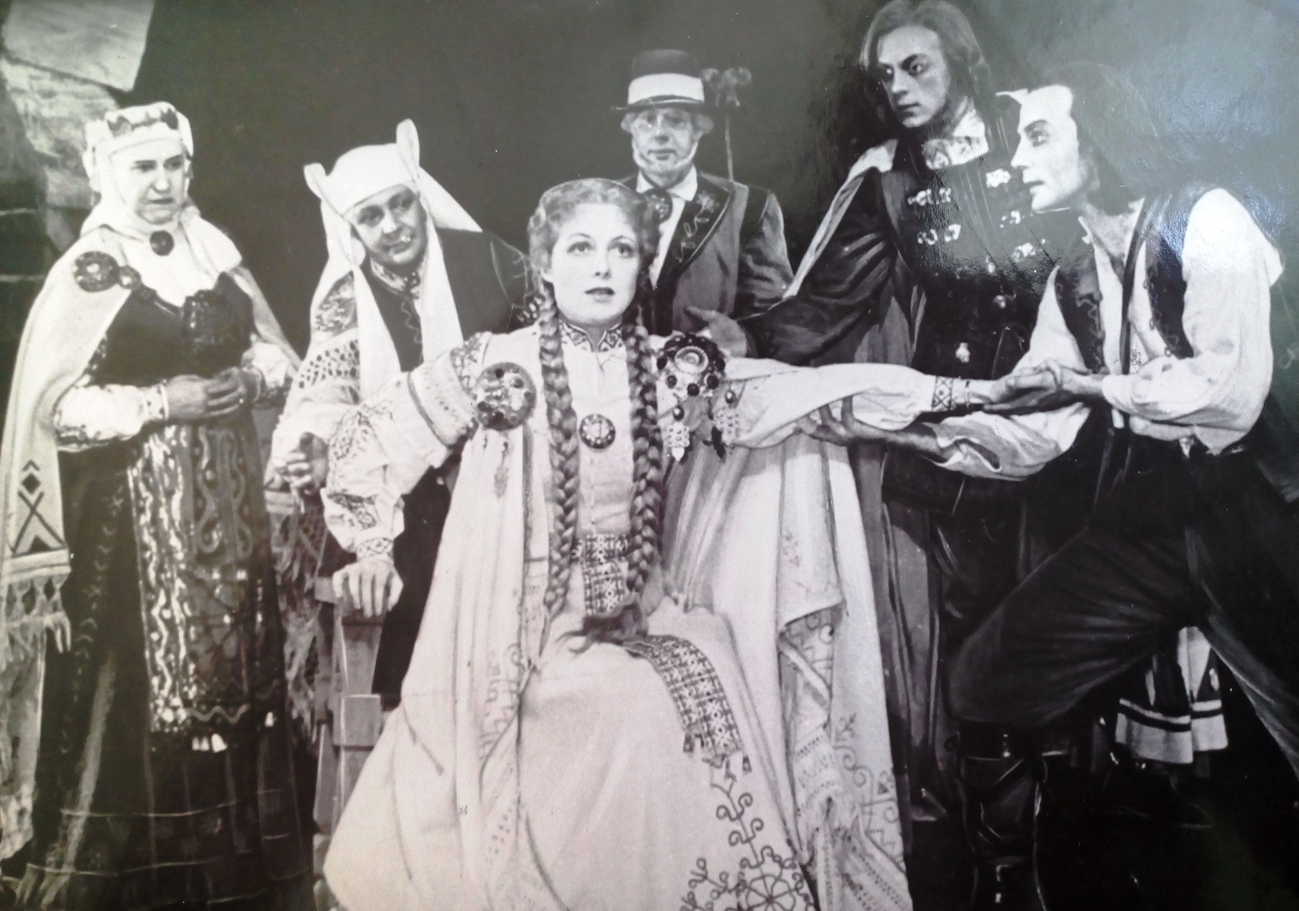 Raiņa lugas „Spēlēju, dancoju” uzvedums Raiņa Dailes teātrī 1956. gadā. Pēdējais skats ar Leldi centrā. Lelde – Vija Artmane, Tots – Harijs Liepiņš. RMM 110.685